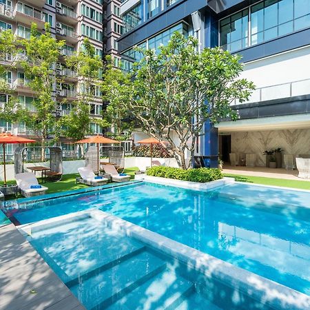 Silq Hotel & Residence, Managed By The Ascott Limited 曼谷 外观 照片 The swimming pool at the hotel