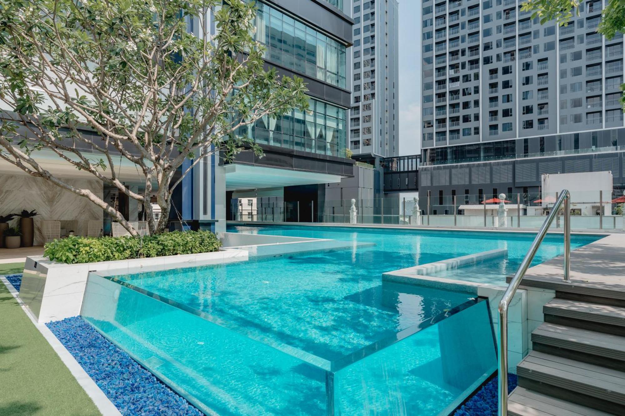 Silq Hotel & Residence, Managed By The Ascott Limited 曼谷 外观 照片 The pool at the hotel