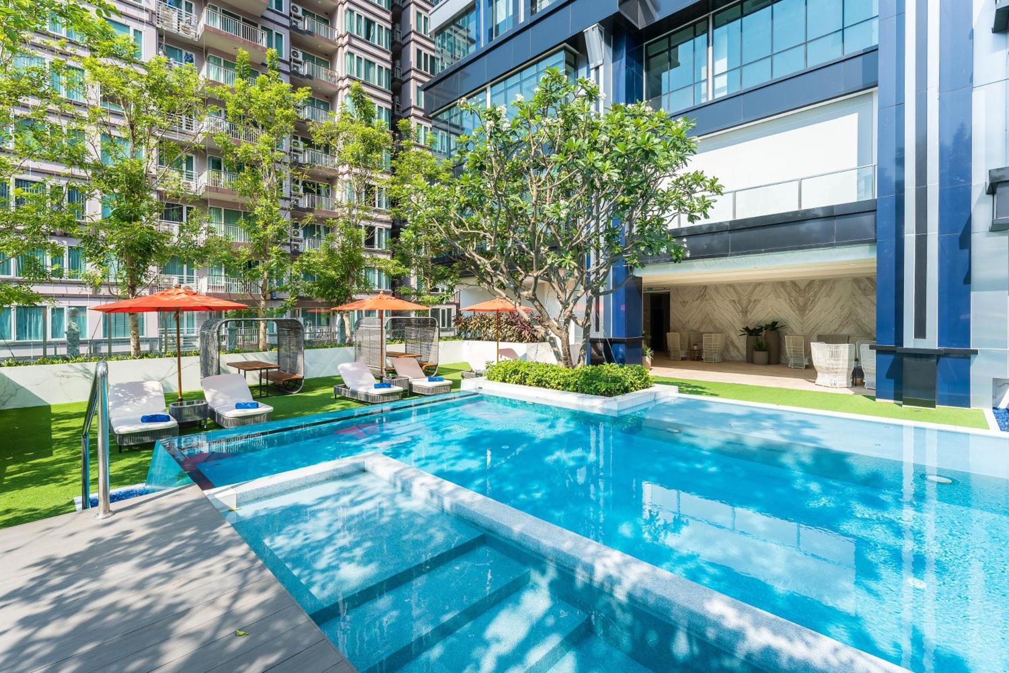 Silq Hotel & Residence, Managed By The Ascott Limited 曼谷 外观 照片 The swimming pool at the hotel