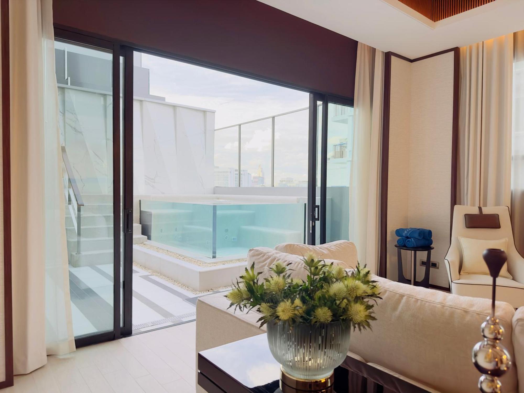 Silq Hotel & Residence, Managed By The Ascott Limited 曼谷 客房 照片 A living room with a sliding door