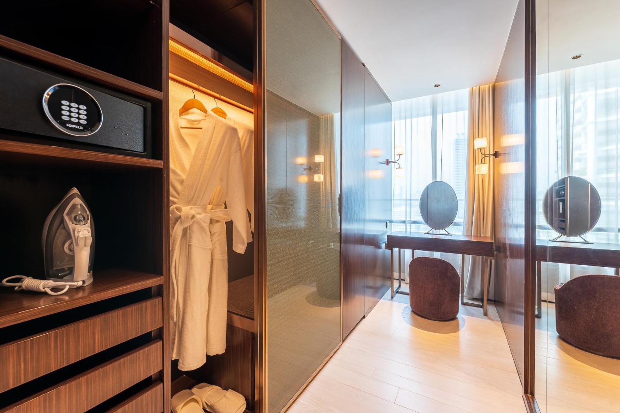 Silq Hotel & Residence, Managed By The Ascott Limited 曼谷 客房 照片 A hotel room with a safe