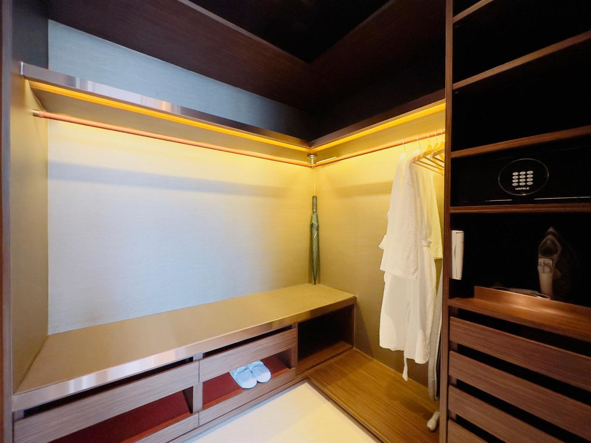 Silq Hotel & Residence, Managed By The Ascott Limited 曼谷 客房 照片 A walk-in wardrobe