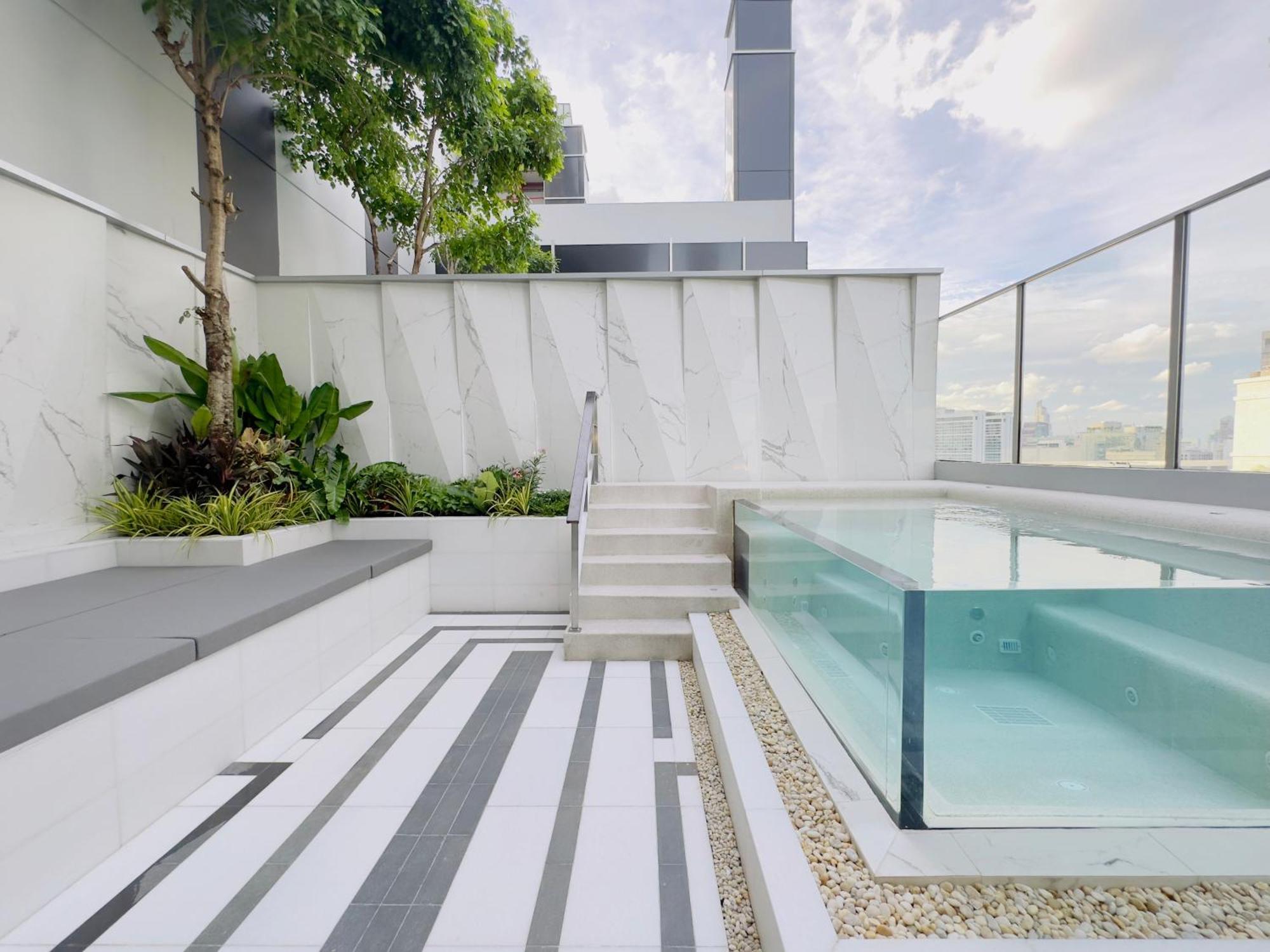 Silq Hotel & Residence, Managed By The Ascott Limited 曼谷 客房 照片 Rooftop pool at the hotel