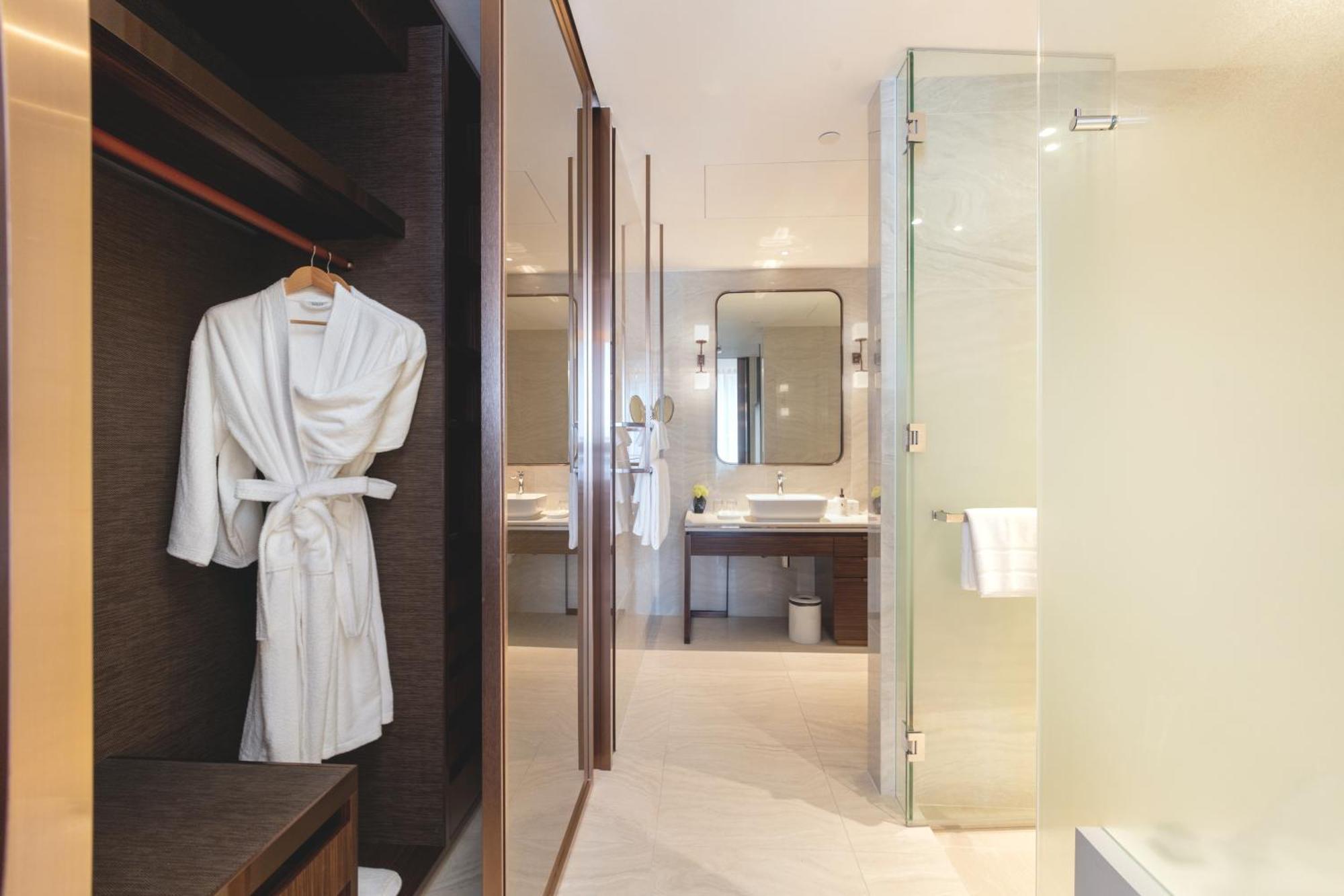 Silq Hotel & Residence, Managed By The Ascott Limited 曼谷 客房 照片 A bathrobe hanging on a hanger