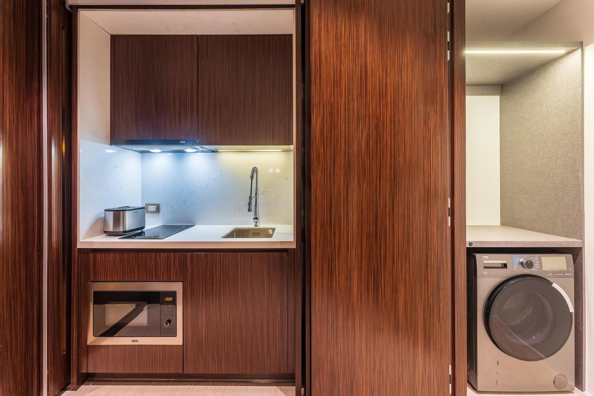 Silq Hotel & Residence, Managed By The Ascott Limited 曼谷 客房 照片 A kitchen in a serviced apartment