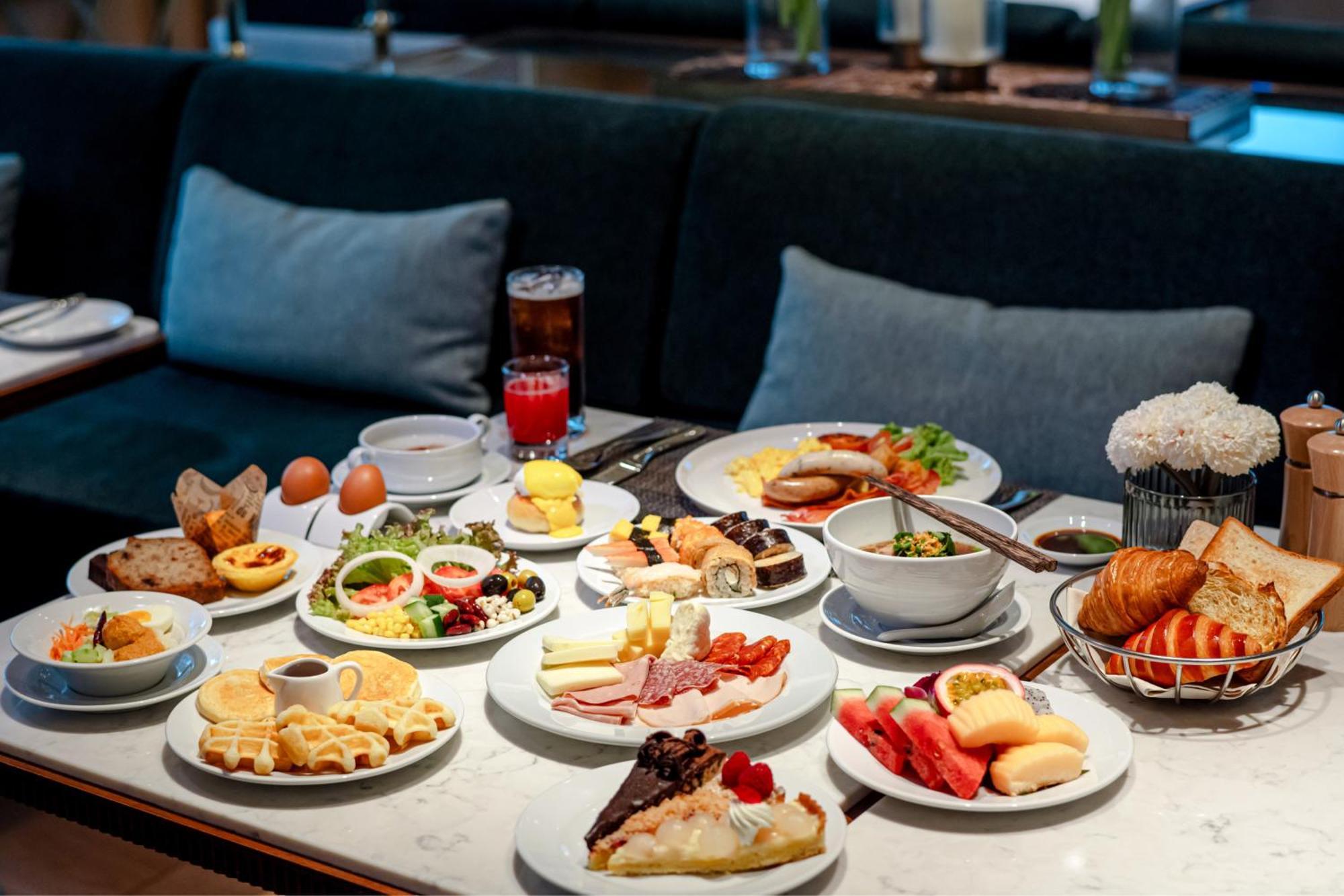 Silq Hotel & Residence, Managed By The Ascott Limited 曼谷 外观 照片 A selection of food at the lounge